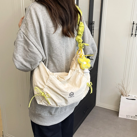 Borsa a Tracolla da Donna in Nylon ad Alta Capacità Moda Casual Plissettata Borsa a Mezzaluna Con Ciondolo a Fiore