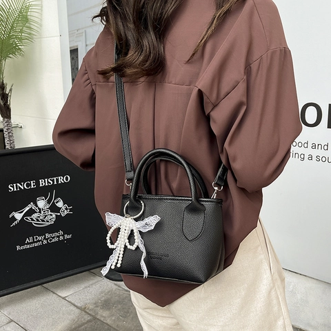 Women Minimalist PU Leather Bucket Bag Solid Color Litchi Grain Crossbody Bag With Artificial Pearl Lace Pendant Handbag