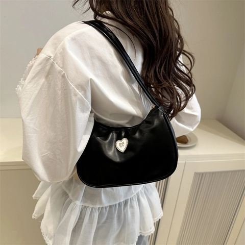Bolso de Axila de Cuero PU de Diseño de Nicho para Mujer Moda Color Sólido Bolso de Hombro de Media Luna Con Decoración de Metal de Corazón Lazo