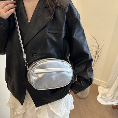 Petit Sac Bandoulière Minimaliste en Cuir PU Brillant pour Femmes Mode Sac à Épaule Ovale Portable Sac Carré Quotidien