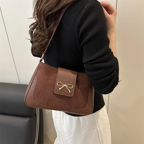 Sac sous le Bras en Cuir Synthétique et Suède Épissé pour Femme Avec Boucle de Noeud Dorée Couleur Unie Élégant Sac à Épaule Quotidien