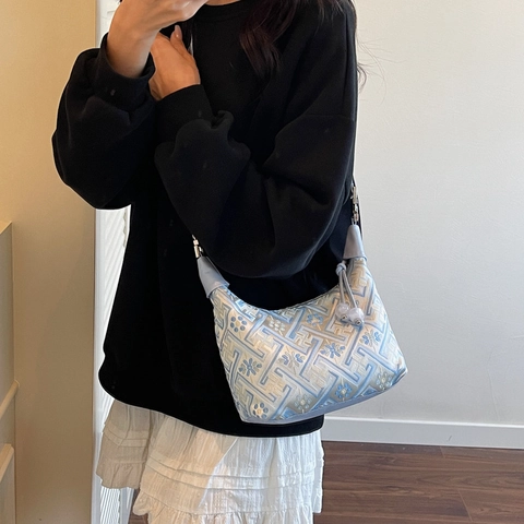 New Chinese Style Floral Embroidery Crossbody Bag For Women Ethnic Jacquard Shoulder Underarm Bag Handbag With Beaded Tassel