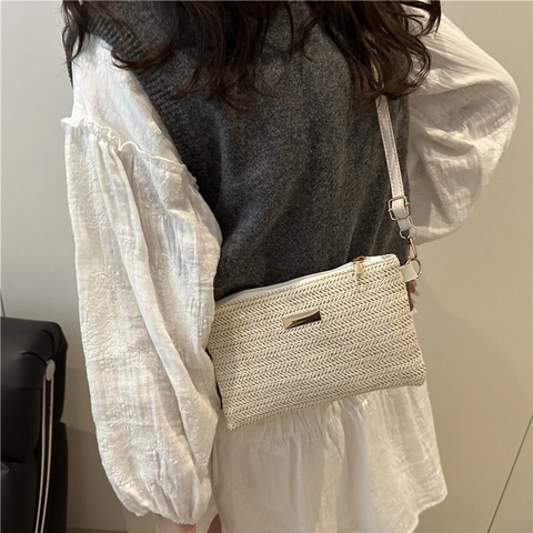 Fashion Women Straw Woven Crossbody Bag Summer Beach Small Square Bag Casual Braided Envelope Shoulder Bag Vacation Bag