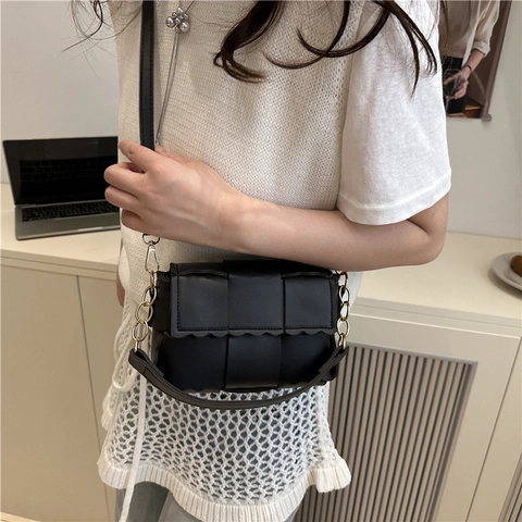 Schicke Damen Gewebte PU Leder Umhängetasche Mit Wellenkante Goldene Metallkette Quadratische Schultertasche Minimalistische Retro Satchel