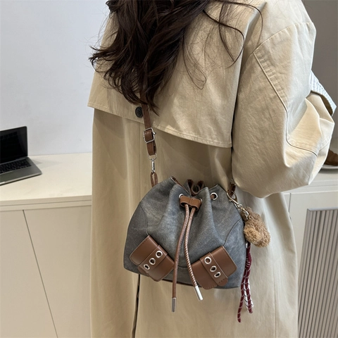 Sac Seau à Cordon en Toile et Cuir Synthétique Rétro pour Femmes Mode Oeillets Métalliques Sac Bandoulière Rue Décontracté Main