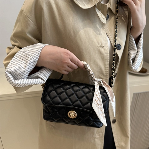Sac à Bandoulière Rhombus Matelassé pour Femmes Avec Décor Écharpe en Satin Chaîne en Métal Cuir PU Mode Sac à Main