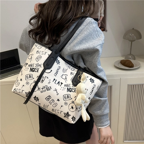 Sac Cabas en Cuir PU Femmes Grande Capacité Sac à Épaule Avec Pendentif Lapin en Peluche Graffiti de Rue Sac Sous le Bras