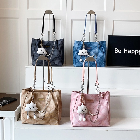 Bolso Tote de Cuero PU Acolchado para Mujer Gran Capacidad Bolso de Hombro Con Cadena de Metal Perla Artificial Colgante de Nube de Felpa