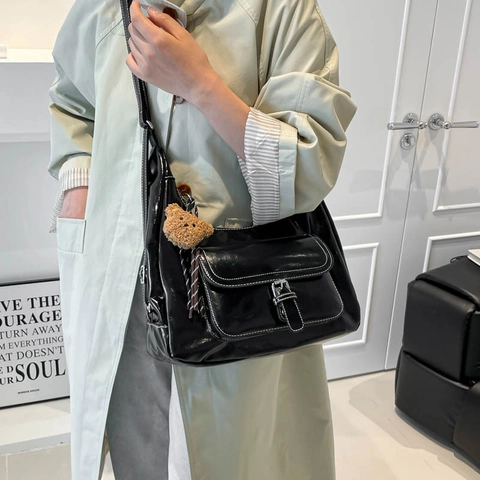 Sac à Épaule Brillant Grande Capacité Femme Rétro Surpiqûre Contrastée Sac Hobo Avec Charme Ours en Peluche Sac Quotidien