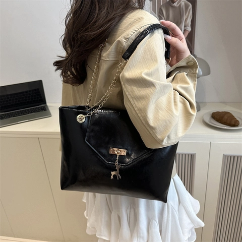 Retro PU Leather Large Tote Bag For Women Fashion Simple Shoulder Bag With Deer Pendant Chain Spliced Strap Daily Commute Handbag