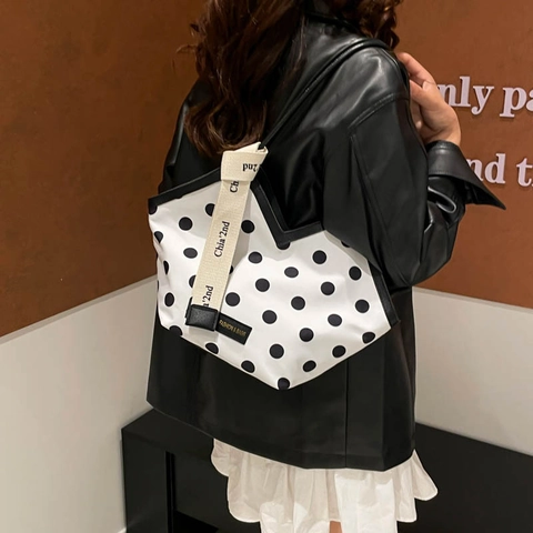 Bolso Tote de Gran Capacidad para Mujer Tela de PU Cuello en V Estampado de Cerezas y Lunares Bolso de Hombro Moda Casual