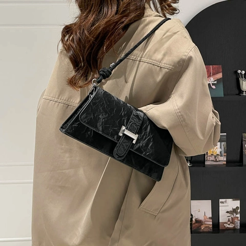 Damen Französisch Retro Geknittert PU Leder Schultertasche Mit Metallschnalle Knotengurt Mode Baguette Achseltasche Für Alltag