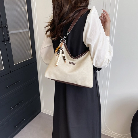 Sac Hobo pour Femmes en Toile et Cuir Épissé Vintage Sac à Épaule Retro Forme Dumpling Avec Pendentif en Perles