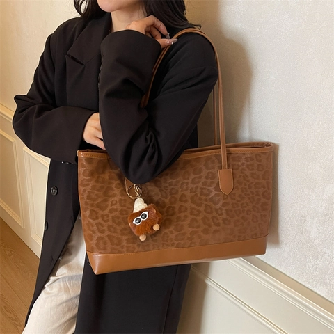 Damen Große Kapazität Leopard Tragetasche Wildlederstoff Nähte Freizeit Umhängetasche Retro Pendler Tasche Mit Anhänger