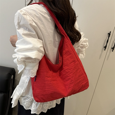 Große Damen Nylon Tote Bag Knitteroptik Plissierte Umhängetasche Lässige Hobo Tasche Mit Plüsch-Anhänger Mode Handtasche