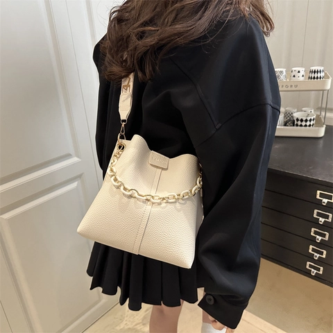 Women Litchi Grain PU Leather Bucket Bag Fashion Shoulder Crossbody Bag With Wide Print Strap And Metal Chain Accessory