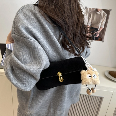 Bolso de Hombro Retro de Gamuza para Mujer Bolso de Axila Cierre de Metal Con Amuleto de Peluche Moda Color Sólido Baguette