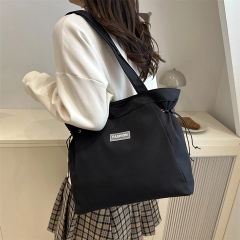 Große Kapazität Polyester Tragetasche Für Damen Casual Schultertasche Mit Kordelzug Und Fashion Buchstaben Patch Pendler Handtasche