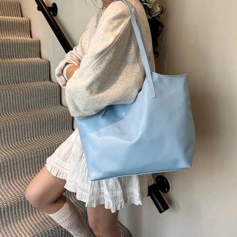 Borsa Tote in Pelle PU di Grande Capacità Donna Borsa a Tracolla Minimalista Finitura Lucida Ciondolo Trendy Fiocco Perla Artificiale