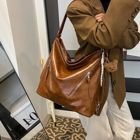 Retro PU Leder Schultertasche Große Kapazität Für Damen Vintage Hobo Tragetasche Mit Plüschbär-Anhänger Metallreißverschluss Tasche