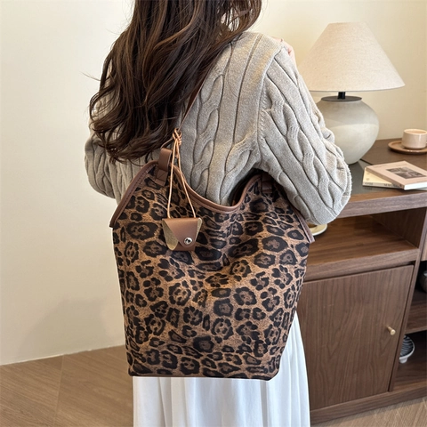 Women Vintage Leopard Print Tote Bag Large Capacity Canvas Shoulder Bag Retro Printed Commute Bag With Synthetic Leather Trim