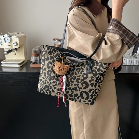 Borsa Tote da Donna in Tela con Stampa Leopardata Grande Capacità Borsa a Tracolla Casual con Portachiavi Orsetto Peluche Marrone Nero
