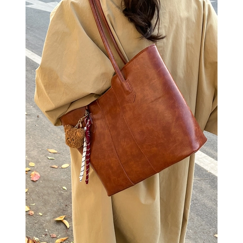 Sac Fourre-tout en Cuir PU pour Femmes Grande Capacité Mode Minimaliste Design Surpiqué Sac à Main Avec Pendentif Ours Travail