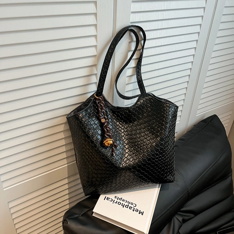 Damen Große Kapazität Gewebte Einkaufstasche Elegant PU Leder Umhängetasche Mit Metallkugel Anhänger Mode Alltag Handtasche