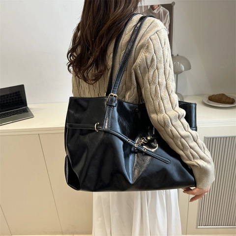 Sac Fourre-tout en Cuir PU Grande Capacité pour Femmes Sac à Épaule de Mode avec Boucle en Métal Sangles Décoratives