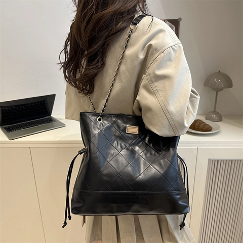 Mode Große Kapazität Damen Tote Bag Gesteppte Rautenmuster Wildleder Patchwork Schultertasche Mit Metallkette Retro Lässig Täglich Handtasche