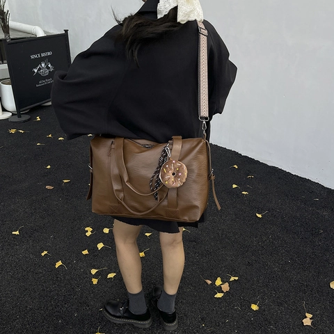 Sac Fourre-tout en Cuir PU Grande Capacité pour Femmes Style Rétro Sac à Bandoulière Avec Large Sangle et Pendentif Beignet