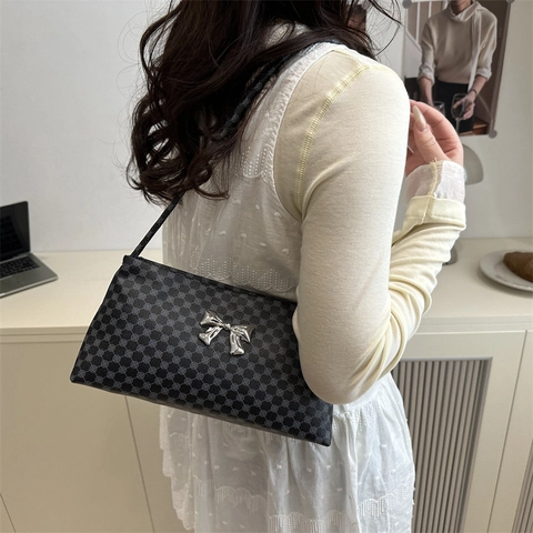 Retro Donna Borsa Sottobraccio Decorazione Fiocco di Metallo Alfabeto M Stampa Monogramma Pelle Sintetica Borsa a Spalla