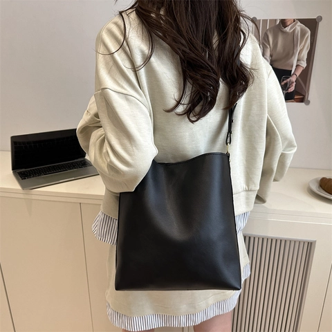 Minimalist PU Leather Bucket Bag For Women Retro Solid Color Shoulder Bag With Magnetic Buckle Adjustable Strap Handbag