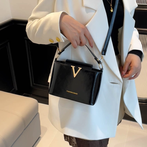 Bolso de Hombro Cuadrado Pequeño de Cuero de PU para Mujer Decoración de Metal en V Bolso de Mano de Color Sólido a la Moda