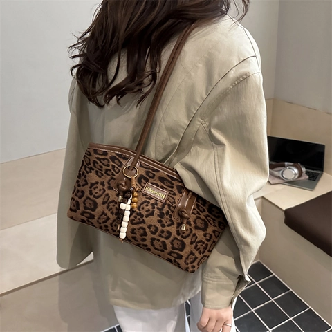 Retro Large Capacity Tote Bag For Women Fashion Leopard Print Faux Suede Shoulder Bag With Wood Bead Charm Commuting Handbag