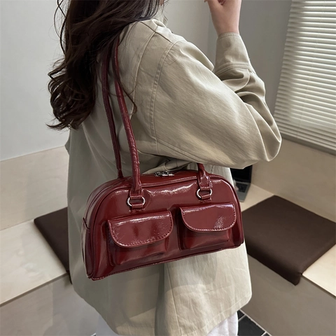 Sac à Épaule Boston en Cuir PU Brillant pour Femmes Sac Sous le Bras Minimaliste Double Poches Avant Navette Sac Casual