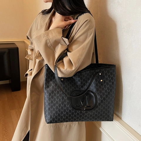 Damen PU Leder Tote Bag Große Kapazität M Buchstaben Monogramm Geprägte Schultertasche Vintage Casual Pendler Handtasche