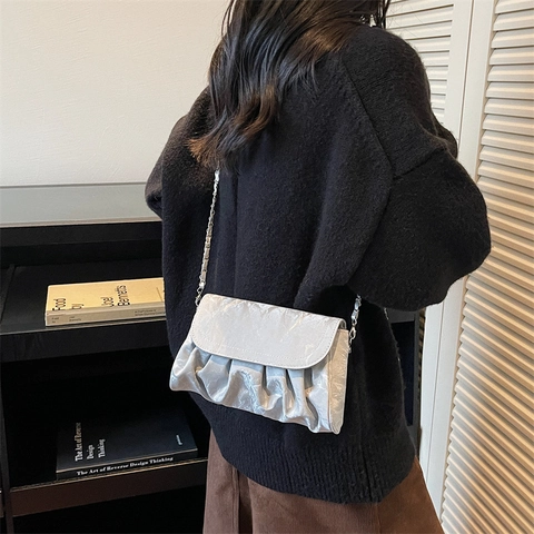 Damen Falten Schultertasche PU Leder Kettengurt Kleine Quadratische Umhängetasche Mit Silber Metallkugel Anhänger Mode Handtasche
