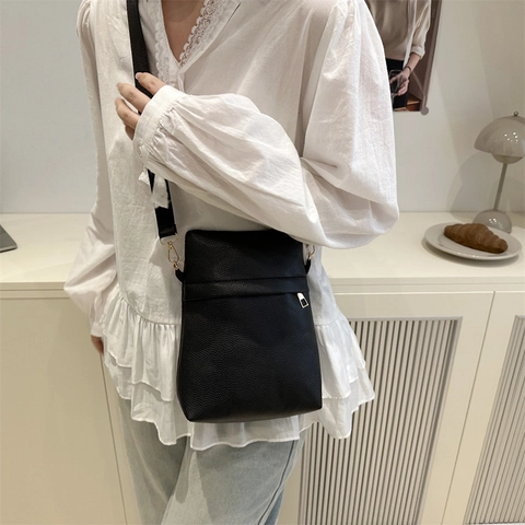 Women Minimalist PU Leather Small Crossbody Bag With Wide Strap Fashion Lychee Pattern Small Square Shoulder Bag Daily Travel