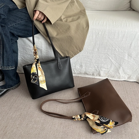 Sac Cabas en Cuir PU Grande Capacité pour Femmes Avec Foulard Surpiqûres Contrastées Sac à Épaule Minimaliste