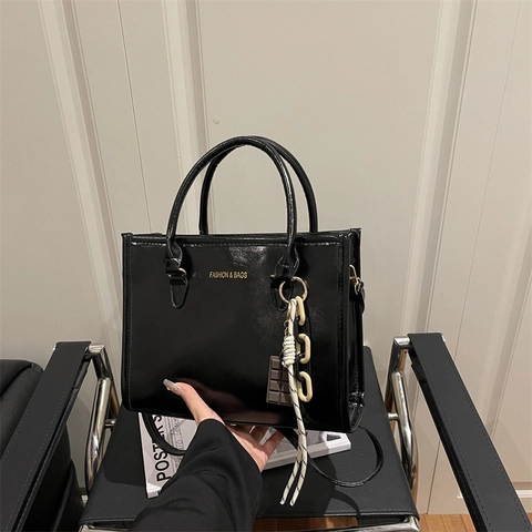 Sac Fourre-tout en Cuir PU pour Femmes Grande Capacité Sac à Bandoulière Avec Impression de Lettres Dorées et Pendentif Créatif