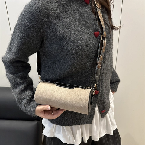 Borsa a Cuscino Cilindrica in Pelle Scamosciata Artificiale Retrò da Donna Con Tracolla Larga Stampata Etnica