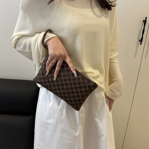 Fashion Women PU Leather Clutch Bag Monogram M Clover Print Wristlet Pouch Trendy Portable Square Cosmetic Bag Daily Travel