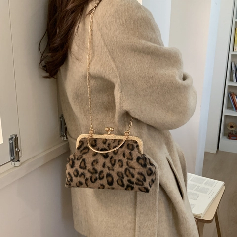 Women Retro Leopard Print Plush Shoulder Bag Leopard Pattern Kiss Lock Evening Bag With Chain Strap Minimalist Small Square Bag