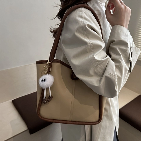 Minimalist PU Leather Underarm Shoulder Bag For Women Contrast Color Large Tote Bag With Plush Monster Charm Fashion Casual Bag