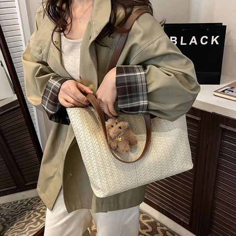 Bolso Tote Tejido de Gran Capacidad para Mujer Bolso de Hombro de Cuero PU Retro Con Colgante de Peluche Minimalista Bolso de Diario Casual