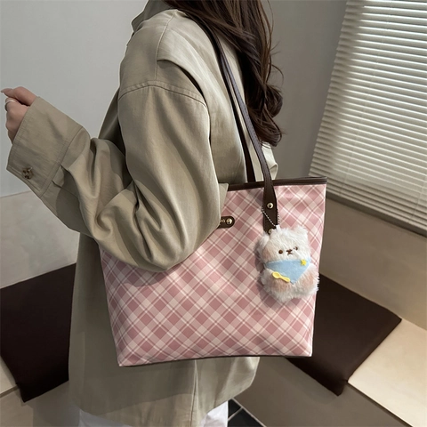 Women's Plaid Tote Bag Fashion Large Capacity Shoulder Bag With Plush Bear Pendant Casual Polyester Canvas Handbag Travel
