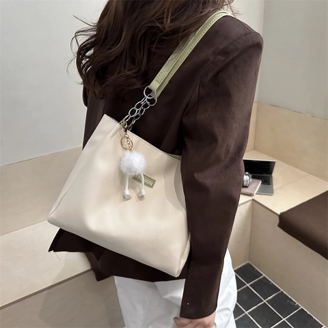 Women Large Capacity PU Leather Tote Bag With Metal Chain Strap Fashion Minimalist Shoulder Bag With Plush Monster Pendant