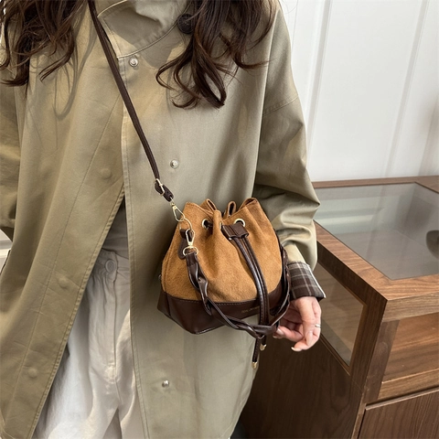 Borsa a Secchiello in Pelle Scamosciata a Contrasto Vintage da Donna Borsa a Tracolla alla Moda con Ciondolo in Peluche Uso Quotidiano