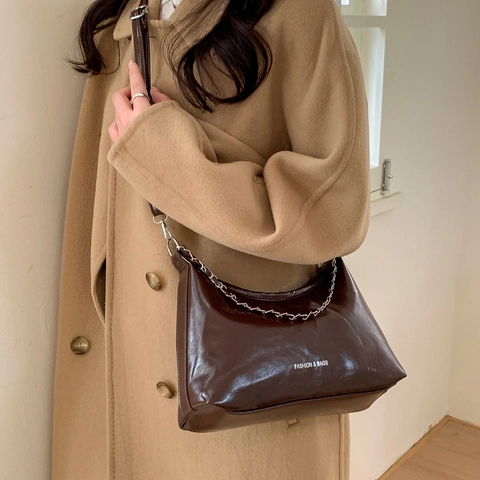 Borsa a Spalla Hobo in Pelle PU Minimalista Retrò da Donna Stampa di Lettere di Moda Decorazione a Catena Borsa a Tracolla Quotidiana